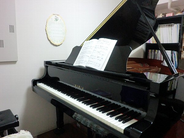 レッスン室　ピアノ写真2-W600